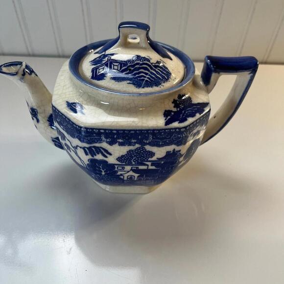 Vintage Blue Willow Tea Pot Made In Japan **Decorative not for use Please READ** - Picture 2 of 9